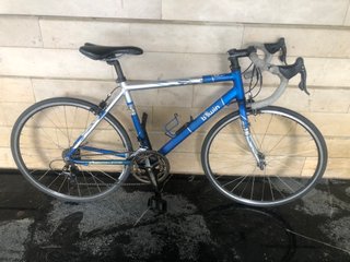 Bicicleta de ciudad azul y plateada