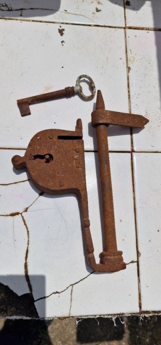 Lote de llaves y candado antiguo