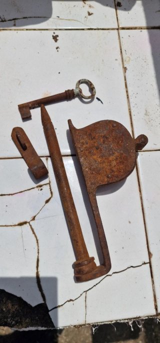 Lote de llaves y candado antiguo