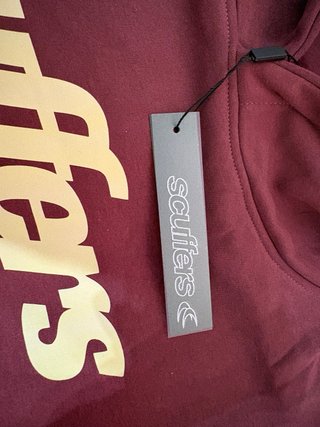 Sudadera Scuffers Burdeos con Logo Dorado