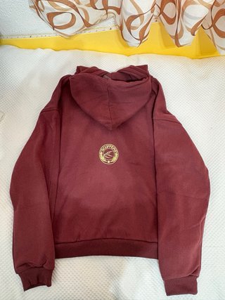 Sudadera Scuffers Burdeos con Logo Dorado