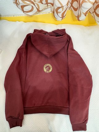 Sudadera Scuffers Burdeos con Logo Dorado