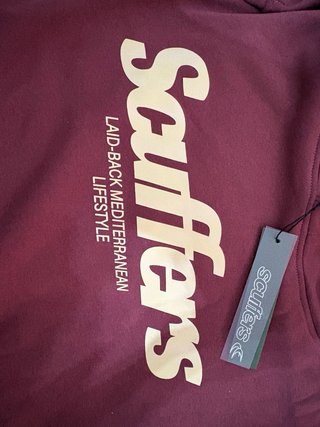Sudadera Scuffers Burdeos con Logo Dorado