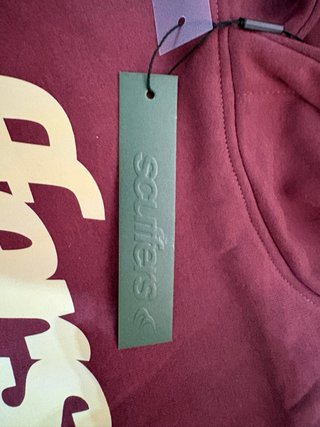 Sudadera Scuffers Burdeos con Logo Dorado