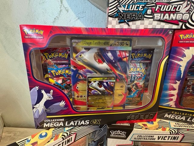 Lotto Pokémon Sigillato - Mega Lucario, Latias