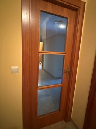 Puerta de cerezo con cristales