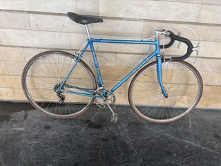Bicicleta de carretera azul vintage