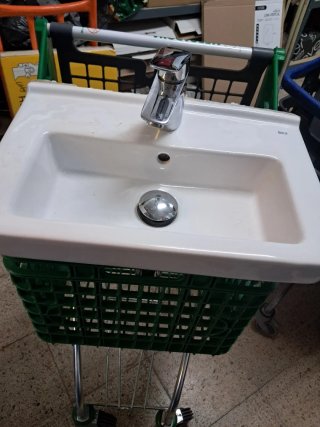 Lavabo de cerámica con grifo de metal