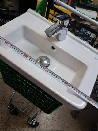 Lavabo de cerámica con grifo de metal