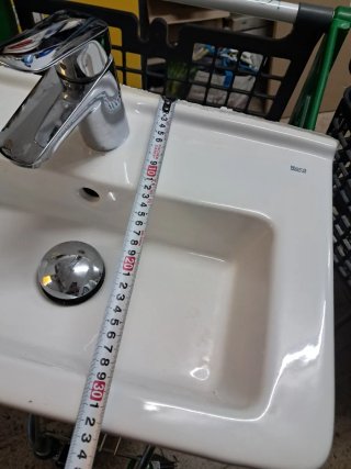 Lavabo de cerámica con grifo de metal