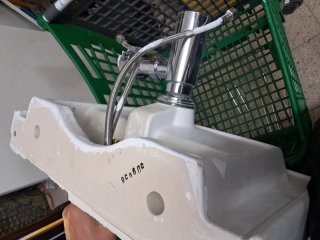 Lavabo de cerámica con grifo de metal