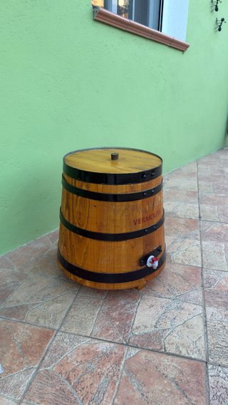 Barril de madera con dispensador Vermouth