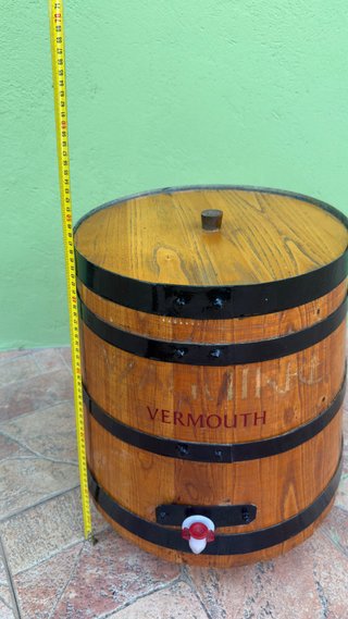 Barril de madera con dispensador Vermouth