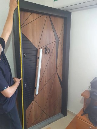 Puerta de madera con marco negro