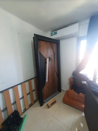 Puerta de madera con marco negro