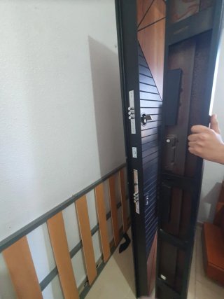 Puerta de madera con marco negro