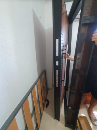 Puerta de madera con marco negro