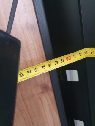 Puerta de madera con marco negro