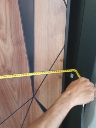 Puerta de madera con marco negro