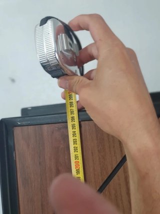 Puerta de madera con marco negro