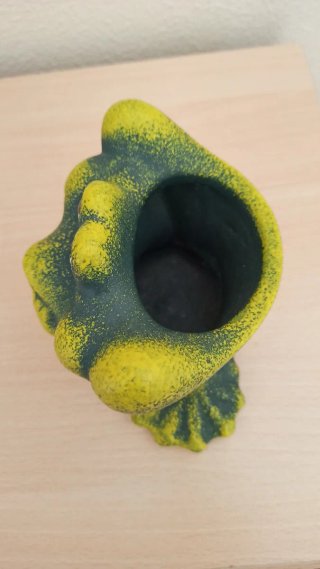 Maceta rana terracota verde y amarilla