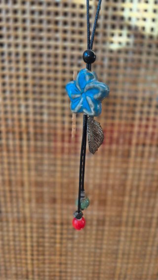 Collar flor azul y hoja