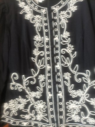 Vestido negro con chaqueta bordada