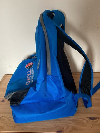 Mochila azul con logo TXAKO