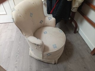 Butaca descalzadora beige con flores azules