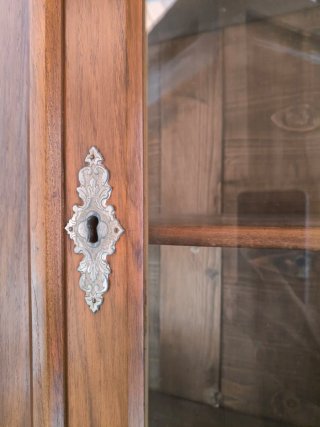 Mueble de salón antiguo de madera y cristal