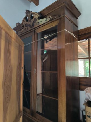 Mueble de salón antiguo de madera y cristal