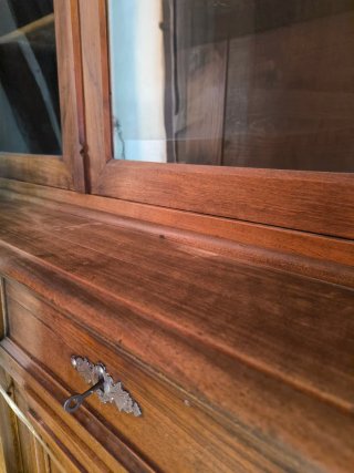 Mueble de salón antiguo de madera y cristal