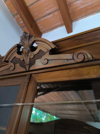 Mueble de salón antiguo de madera y cristal