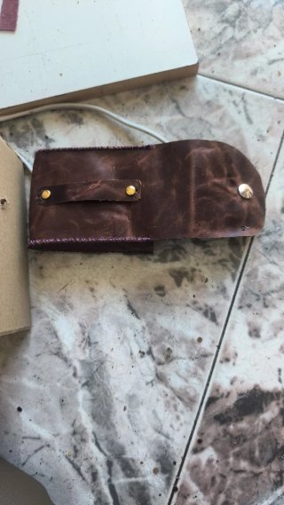 Cartera de cuero hecha a mano Los retornos a travé