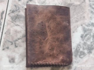 Cartera de cuero hecha a mano Los retornos a travé