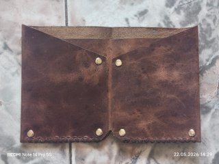 Cartera de cuero hecha a mano Los retornos a travé