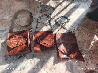 Cartera de cuero hecha a mano Los retornos a travé