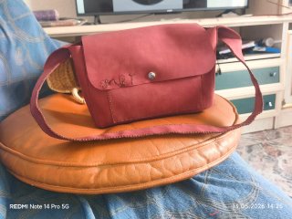 Cartera de cuero hecha a mano Los retornos a travé