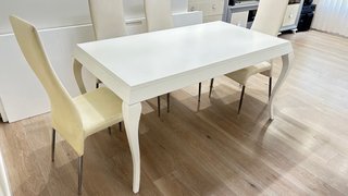 Mesa de salón extensible blanca