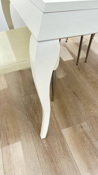 Mesa de salón extensible blanca