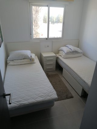 Par de colchones y bases de madera