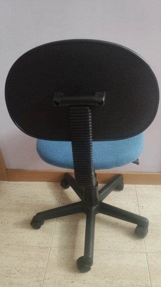 Silla de escritorio azul con respaldo
