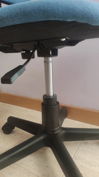 Silla de escritorio azul con respaldo