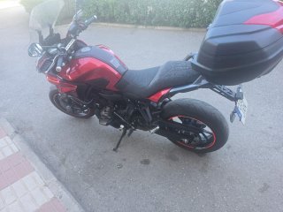 Yamaha MT-07 naked roja y negra