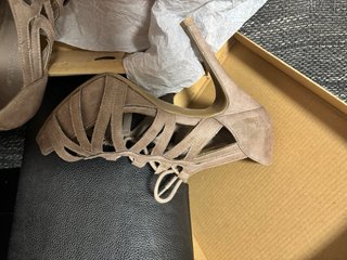 Calzado Beige Tacón Con cordones para ir sujetos.
