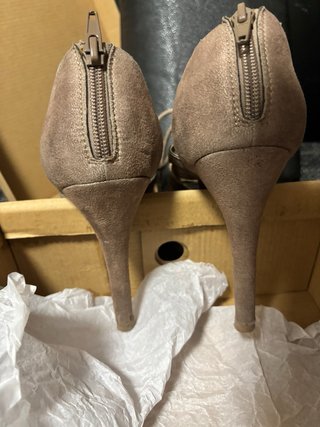 Calzado Beige Tacón Con cordones para ir sujetos.