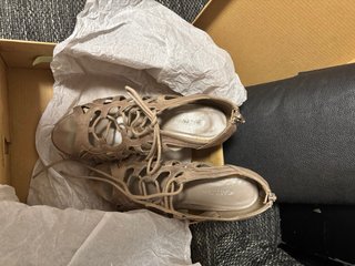 Calzado Beige Tacón Con cordones para ir sujetos.