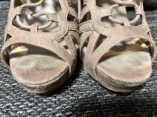 Calzado Beige Tacón Con cordones para ir sujetos.