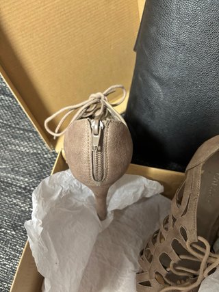 Calzado Beige Tacón Con cordones para ir sujetos.