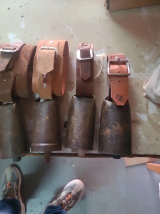 8 Cencerros de cuero y metal